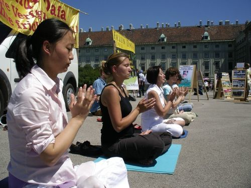 Falun Gong Praktizierende beim Meditieren