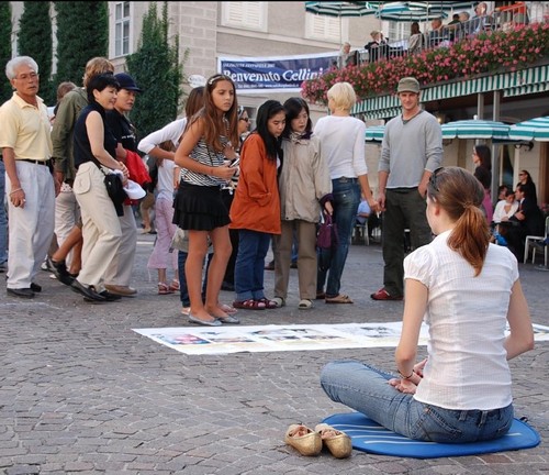 Passanten lernen neben den Falun Dafa Übungen auch über die Verfolgung an Falun Gong in China