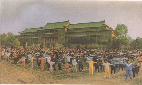 Hunderte Praktizierende beim Üben in Changchun, in einer Zeit, in der Falun Gong auch in China hochgelobt und verbreitet war.