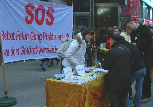 Passanten informieren sich über darüber, was Falun Gong eigentlich ist und erfahren auch über die brutale Verfolgung von Falun Gong durch die kommunistische Partei Chinas.