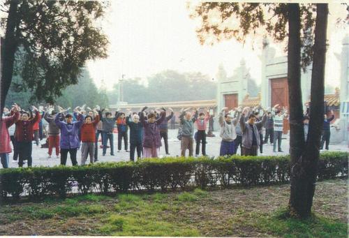 Morgendliche Falun Gong Übungsgruppe im Ditan Park in Peking vor dem Beginn der Verfolgung.