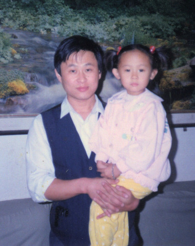 Yang Xiaojie mit seiner Tochter Yang Wenjing vor seinem Martyrium