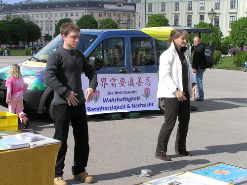 Falun Gong Praktizierende zeigten Übungen auf dem Heldenplatz