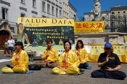 13. Mai, Falun Dafa Informationsveranstaltung am Alten Markt in Salzburg