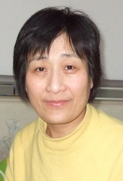 Blutergüsse an den Beinen von Frau Zhang, die von Schlägen vor ihrer Entlassung stammen