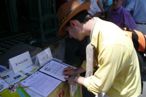 Passanten unterschreiben die Petitionsliste 