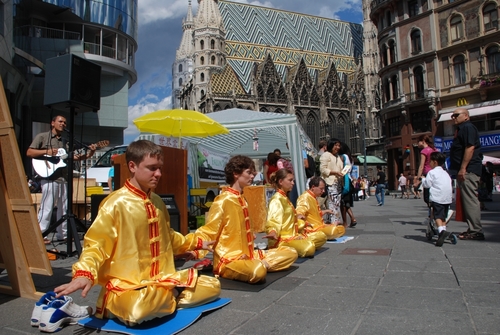Menschenrechtsevent am Stephansplatz in Wien: Praktizierende zeigen die Falun Gong Übungen, musikalisch begleitet mit Liedern, welche die Verfolgung von Falun Gong in China thematisieren.