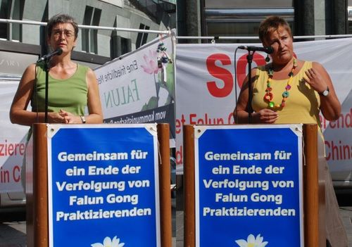 Stephansplatz in Wien: Frau Ulrike Lunacek (Grüne) und Frau Petra Bayr (SPÖ) auf der Falun Gong Kundgebung.