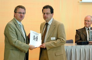 DI Alexander Hamrle (mitte), als er 2005 stellvertretend für die Epochtimes den speziellen Medienpreis der IGFM erhält