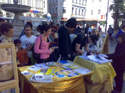 Linz: Interessierte Passanten unterschreiben die Petitionslisten