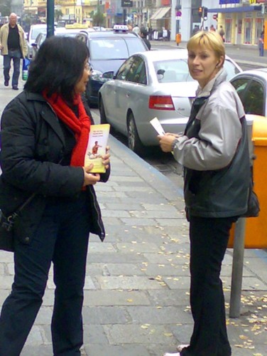 Linz: Falun Gong Praktizierende lädt zur Unterschrift gegen den Organraub ein