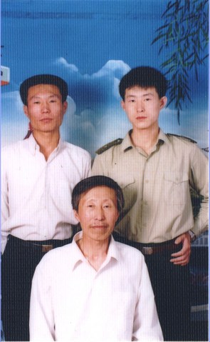 Yu Zhenyi (links), sein jüngerer Bruder Yu Zhenxiong (rechts) und in der Mitte ihr Vater Yu Guanyun
