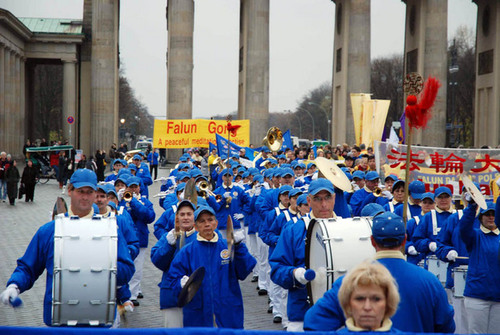 Das Tian Guo Orchester am Brandenburger Tor: Die blauen Jacken und weißen Hosen bildeten einen wohltuenden Kontrast zu dem grauen Himmel.