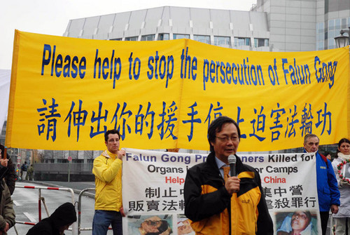 Ng, Obmann des Europäischen Falun Dafa Vereins bei einer Rede zur Verfolgung von Falun Gong in China.