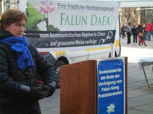 Wien: Eine Falun Gong Praktizierende zeigt die harmonischen Falun Gong Übungen. Es gibt insgesamt fünf Falun Gong Übungen, welche auch Passanten erlernen können.