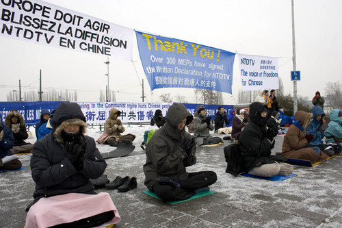 Straßburg: Falun Gong Praktizierende setzen sich für eine Wiederaufnahme des NTDTV-Signals nach China ein.