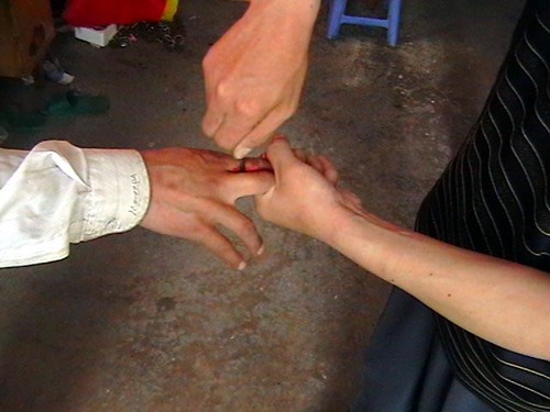 Diese nachgestellte Szene zeigt, wie an einem Falun Gong Praktizierenden im Arbeitslager Huludao die Foltermethode 