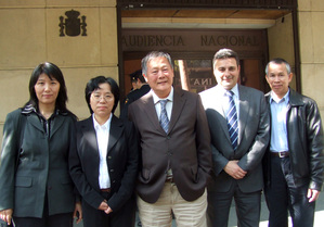 Madrid, November 2009: Rechtsanwalt Carlos Iglesias (zweiter von rechts) und Demokratie-Aktivist Wei Jingsheng (Mitte) mit Opfern der Verfolgung von Falun Gong, Lu Shiping, Dai Ying, und Li Jianhu