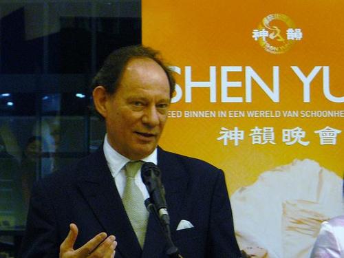 Brüssel, 24. Februar: EdwardMcMillan-Scott, Vizepräsident des Europäischen Parlaments, als Gastgeber einer Shen Yun Aufführung mit 80 ausgewählten Gästen, darunter Europa-Abgeordnete.