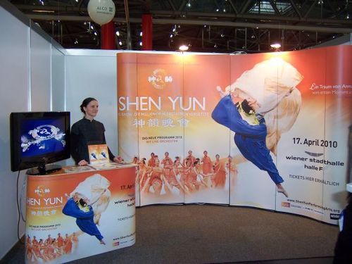 Shen Yun Verkaufsstand auf der Senioren Messe in Wien