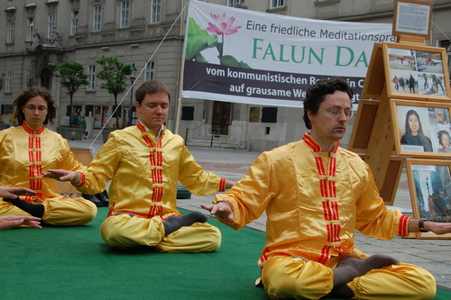Am Welt Falun Gong Tag wurden auch die fünf leicht zu erlernenden Übungen vorgestellt
