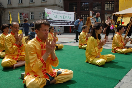 In traditionellen Qigong-Anzügen, die in der Sonne am Stephansplatz glänzten, zeigten Falun Gong Praktizierende aus ganz Österreich die harmonischen und ruhigen Übungen