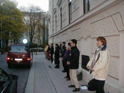 Falun Gong Praktizierende vor der chinesischen Botschaft 2001 in Wien