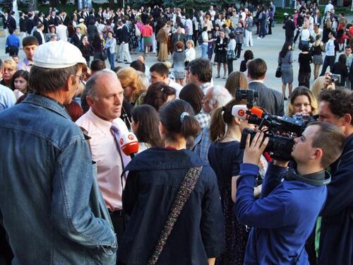 Pressekonferenz vor dem gesperrten Theater in Moldawien über die Absage und den Vertragsbruch an Shen Yun. (www.epochtimes.com)