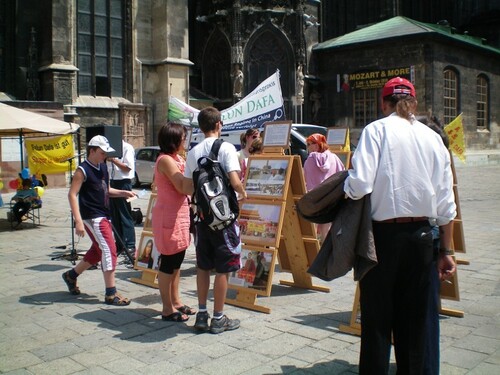 Mit einer Fotoausstellung, die die Verbreitung von Falun Dafa in der ganzen Welt sowie die brutale Verfolgung in China aufzeigt, möchten die Praktizierenden ein Bewußtsein schaffen.