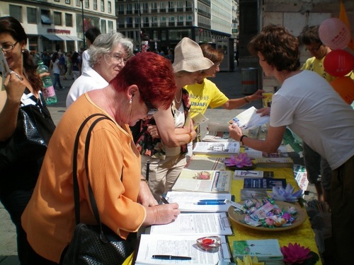 Passanten, die Informationen über Falun Gong erhalten hatten, unterschrieben gerne die Petitionen zur Beendigung der Verfolgung in China, die beim Stand auflagen.
