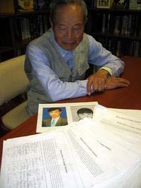 Herr Shen Quan sammelt Unterschriften, um seine durch Verfolgung behindert gewordene und gesetzwidrig zu 12 Jahren Gefängnis verurteilte Schwiegertochter zu retten