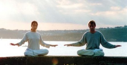 Falun Gong Praktizierende bei der 5. Übung, der Meditationsübung (www.falundafa.at)