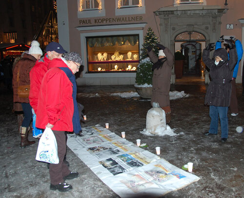 Touristen lesen die Informationsplakate