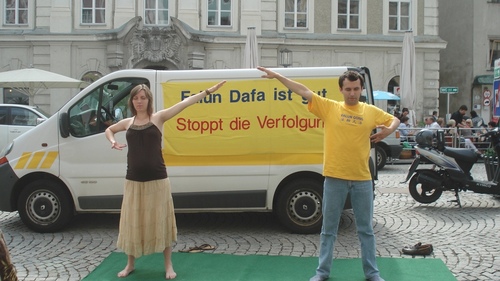 Vorführung der 1. Falun Gong Übung