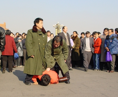 Polizeigewalt gegen Falun Gong auf Pekings Tiananmen